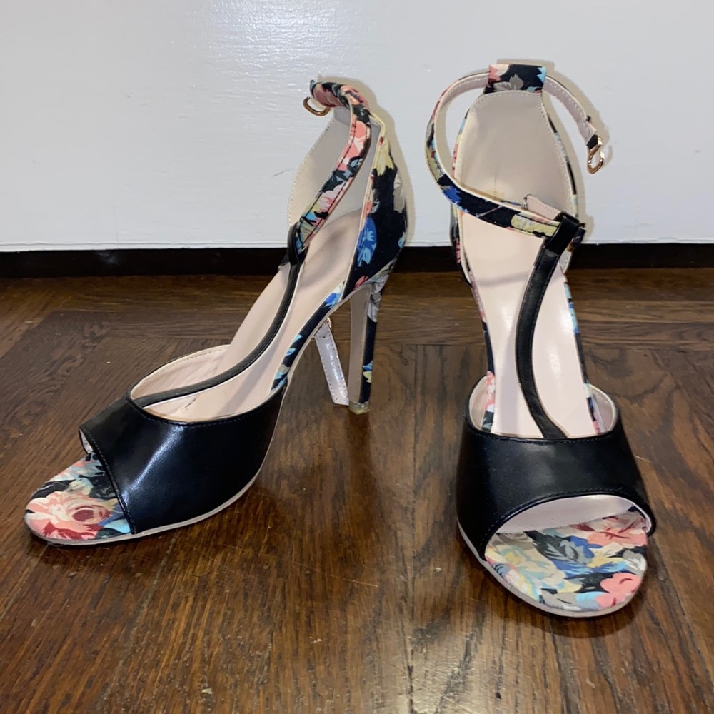 T strap sandal heels in black leather with floral